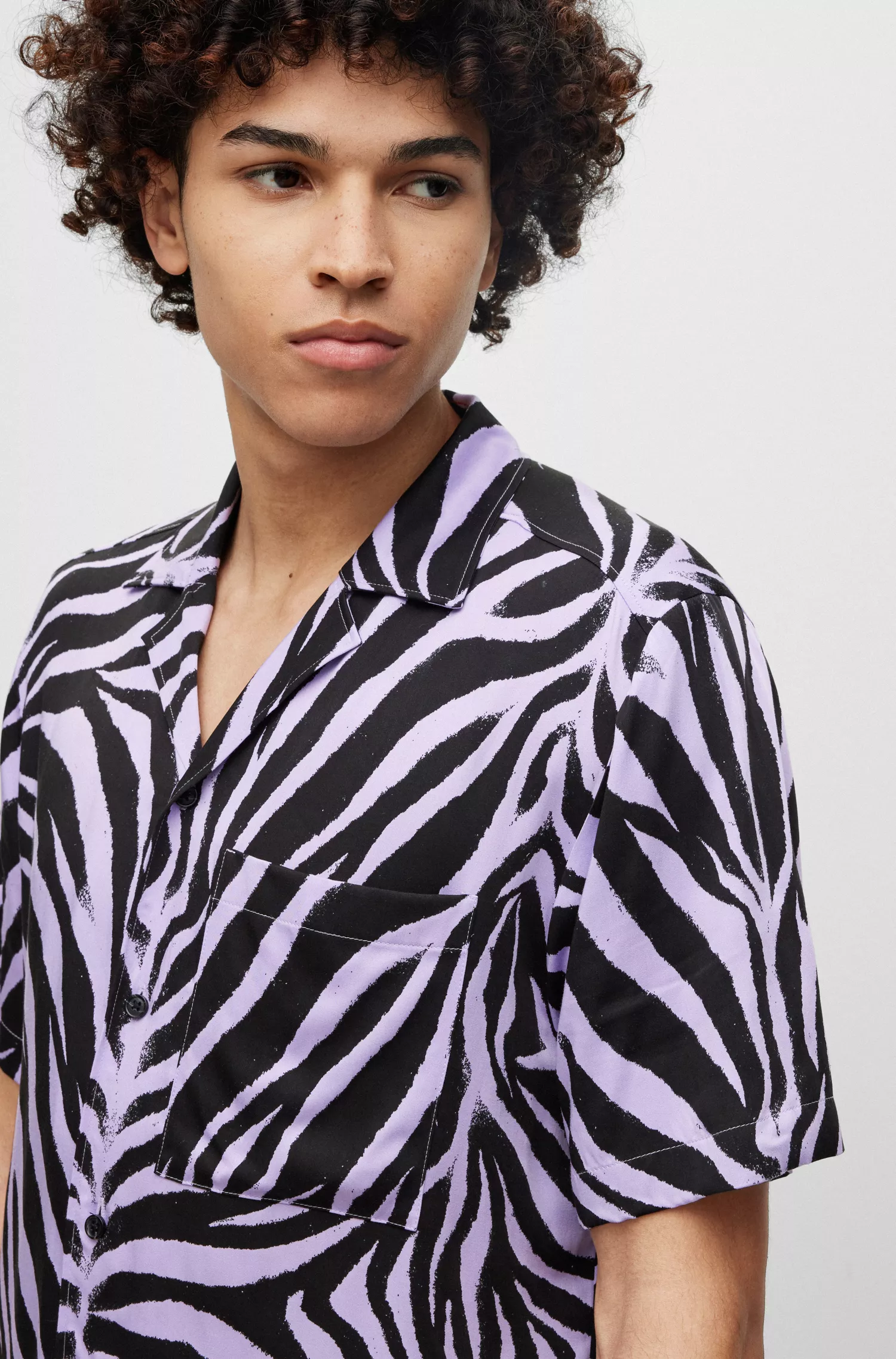 Camisa HUGO vermelha de corte relaxado em cetim estampado.