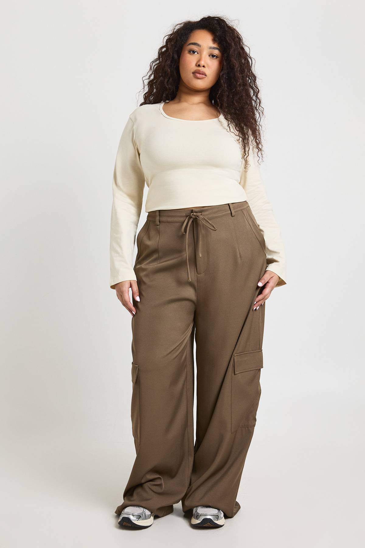boohoo Haut Grande Taille À Manches Longues Et Encolure Carrée Basique