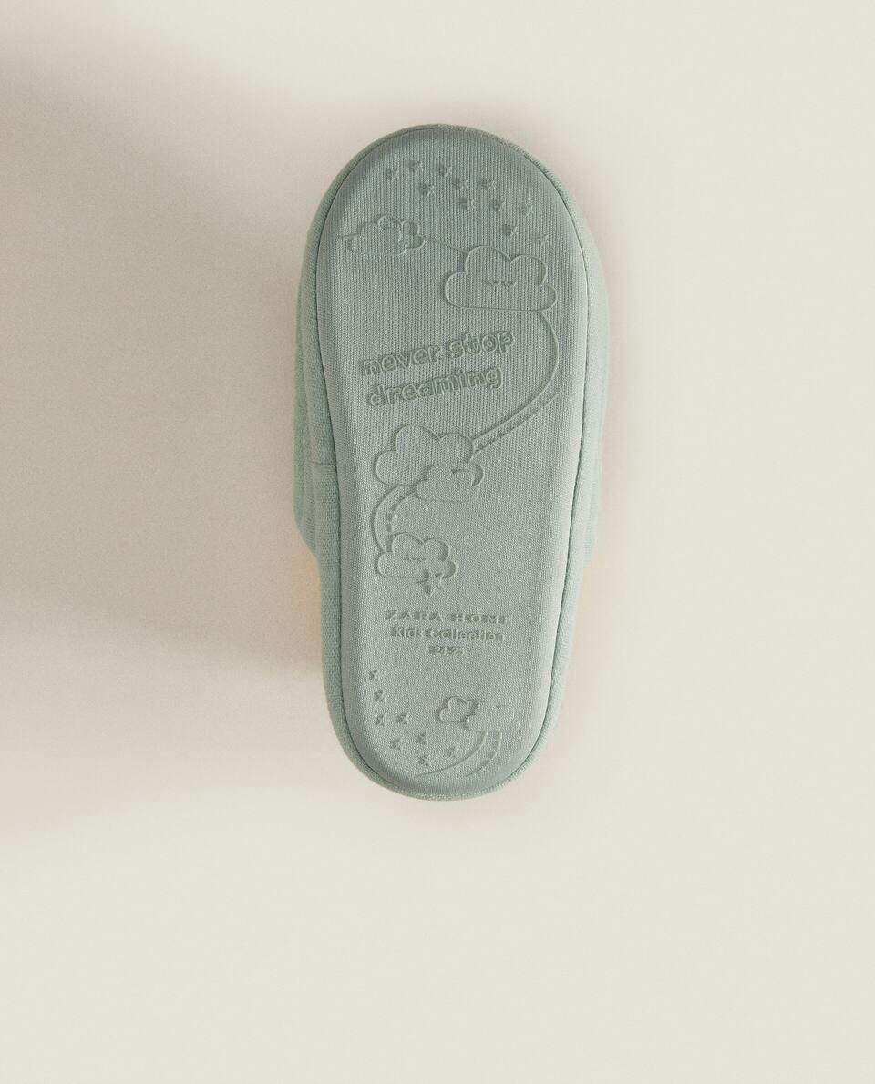 Chinelo de tecido com tira no calcanhar
