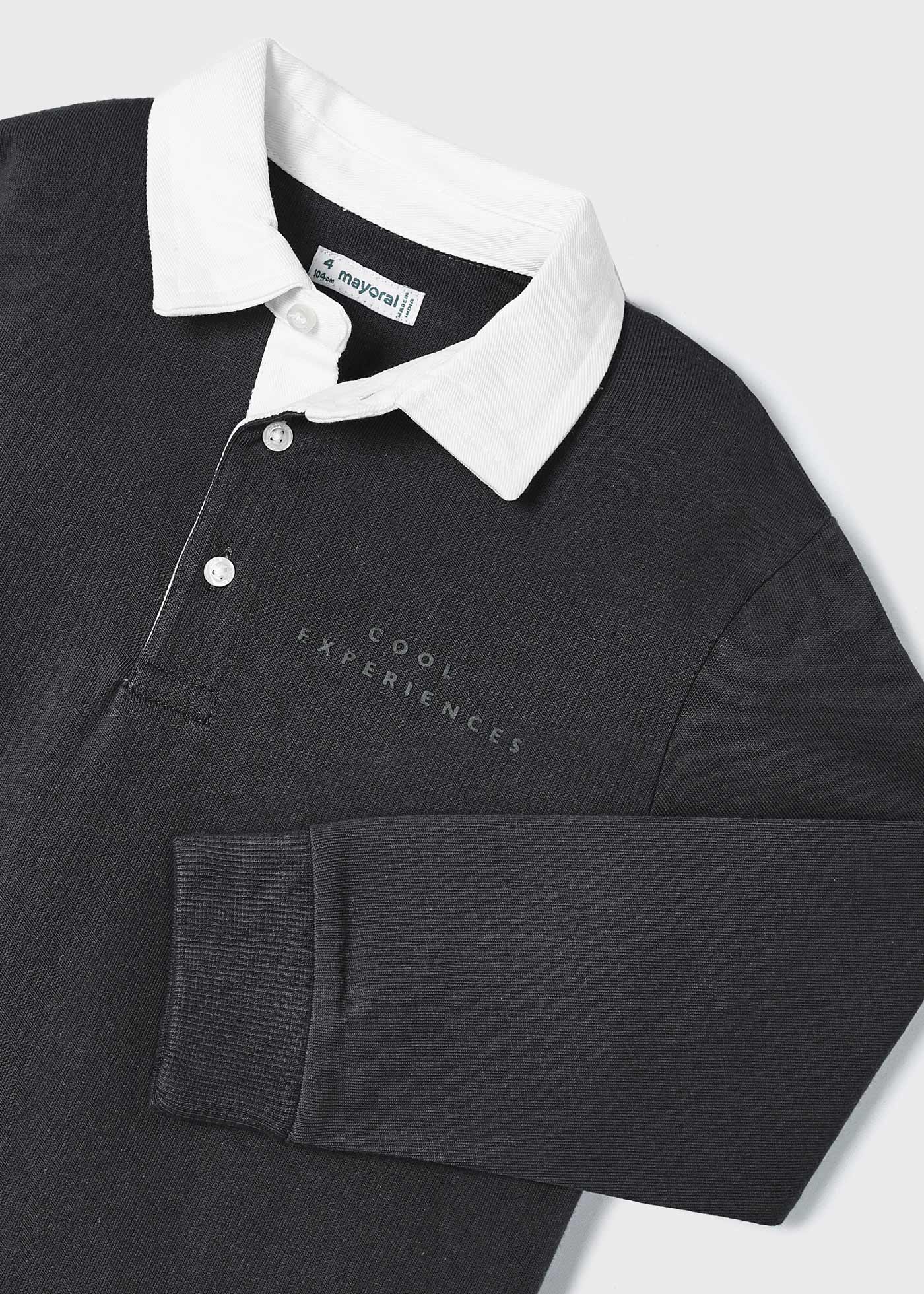 Camisa polo infantil Better Cotton com gola contrastante.