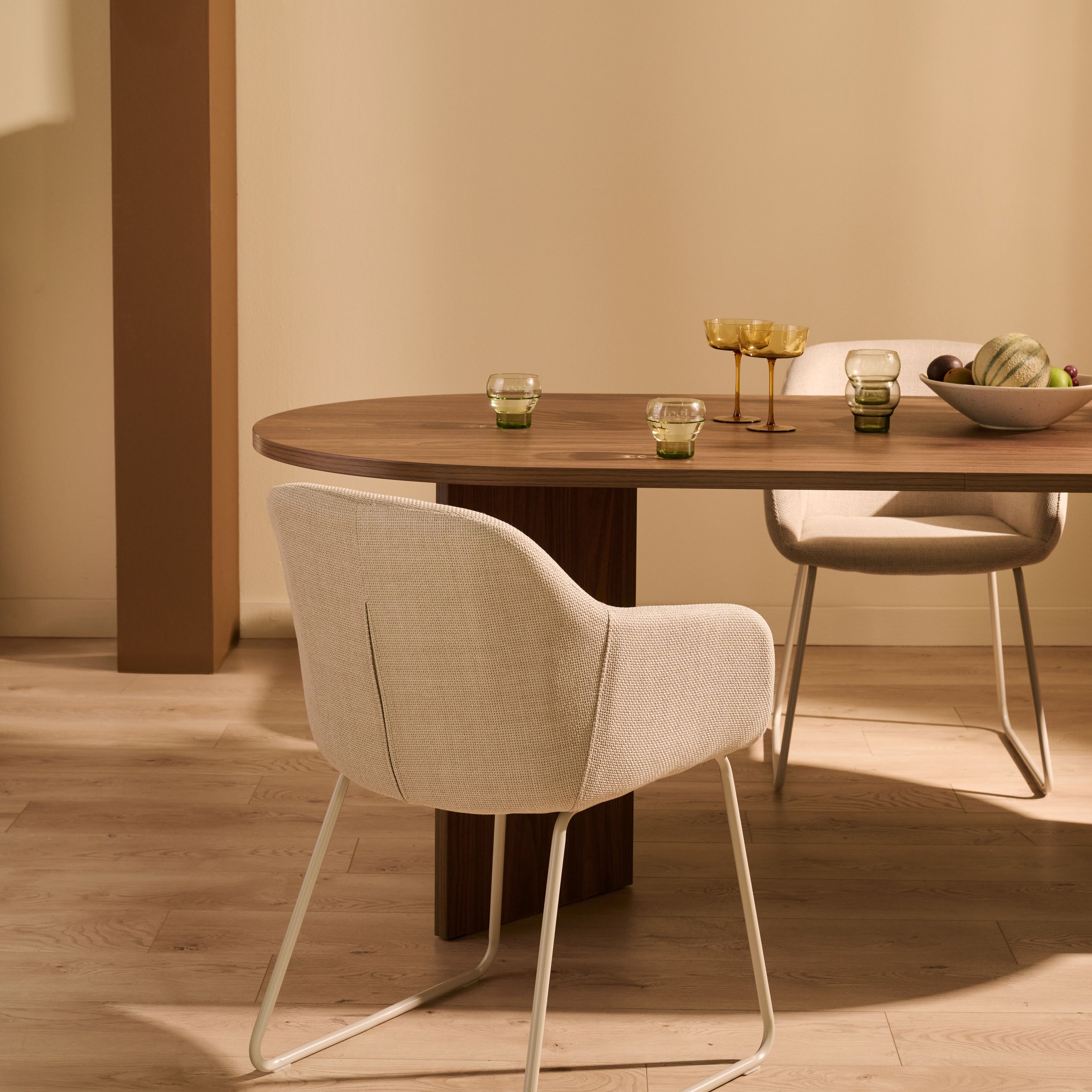 NADUVI Collection Philipa Eettafel - Bruin