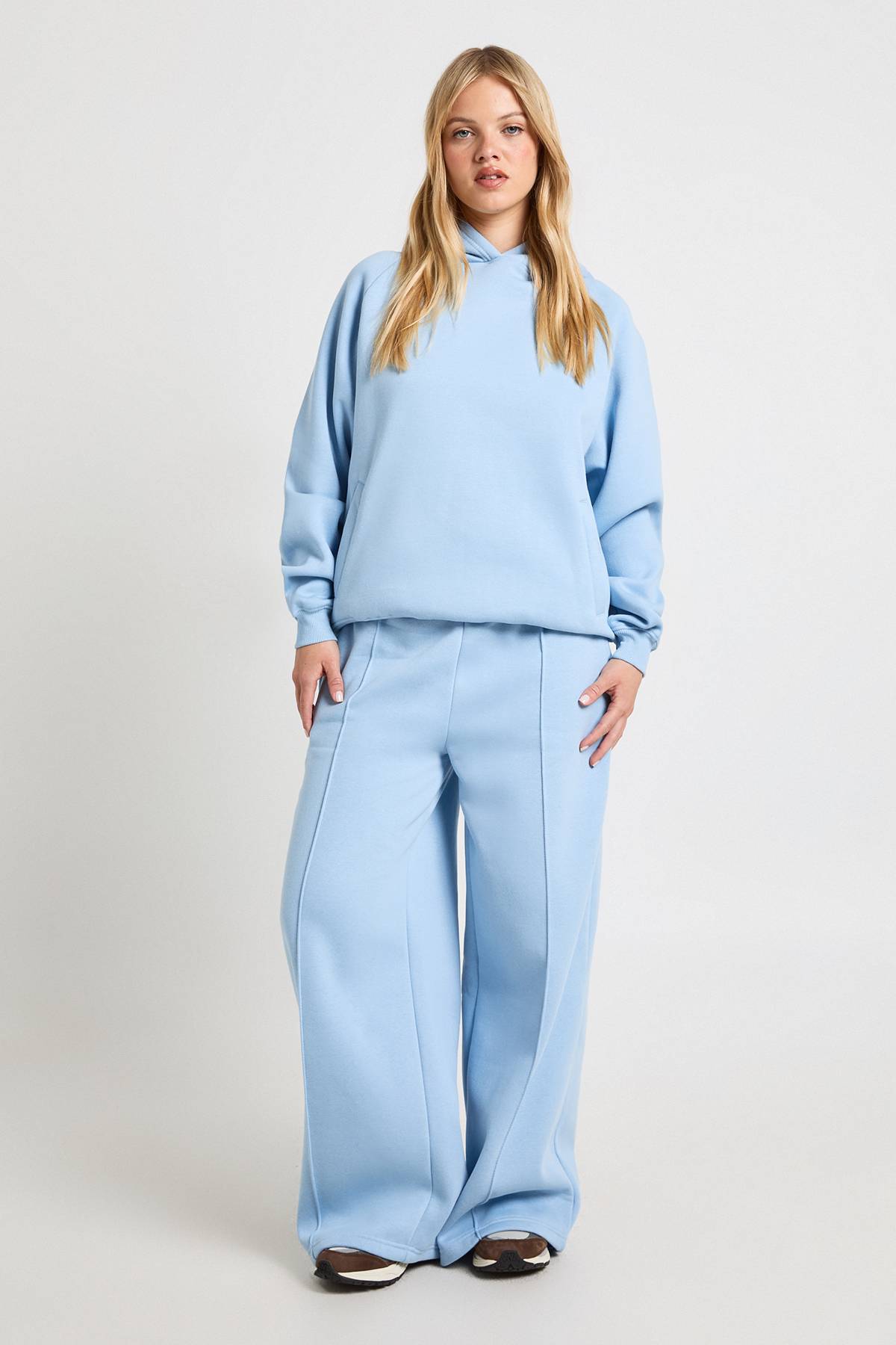 boohoo Jogging Petite Taille Jambe Droite Avec Détails De Plis Piqués