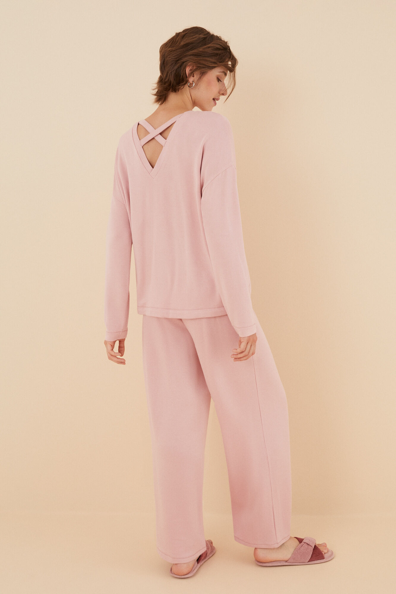Conjunto com detalhes nas costas em rosa