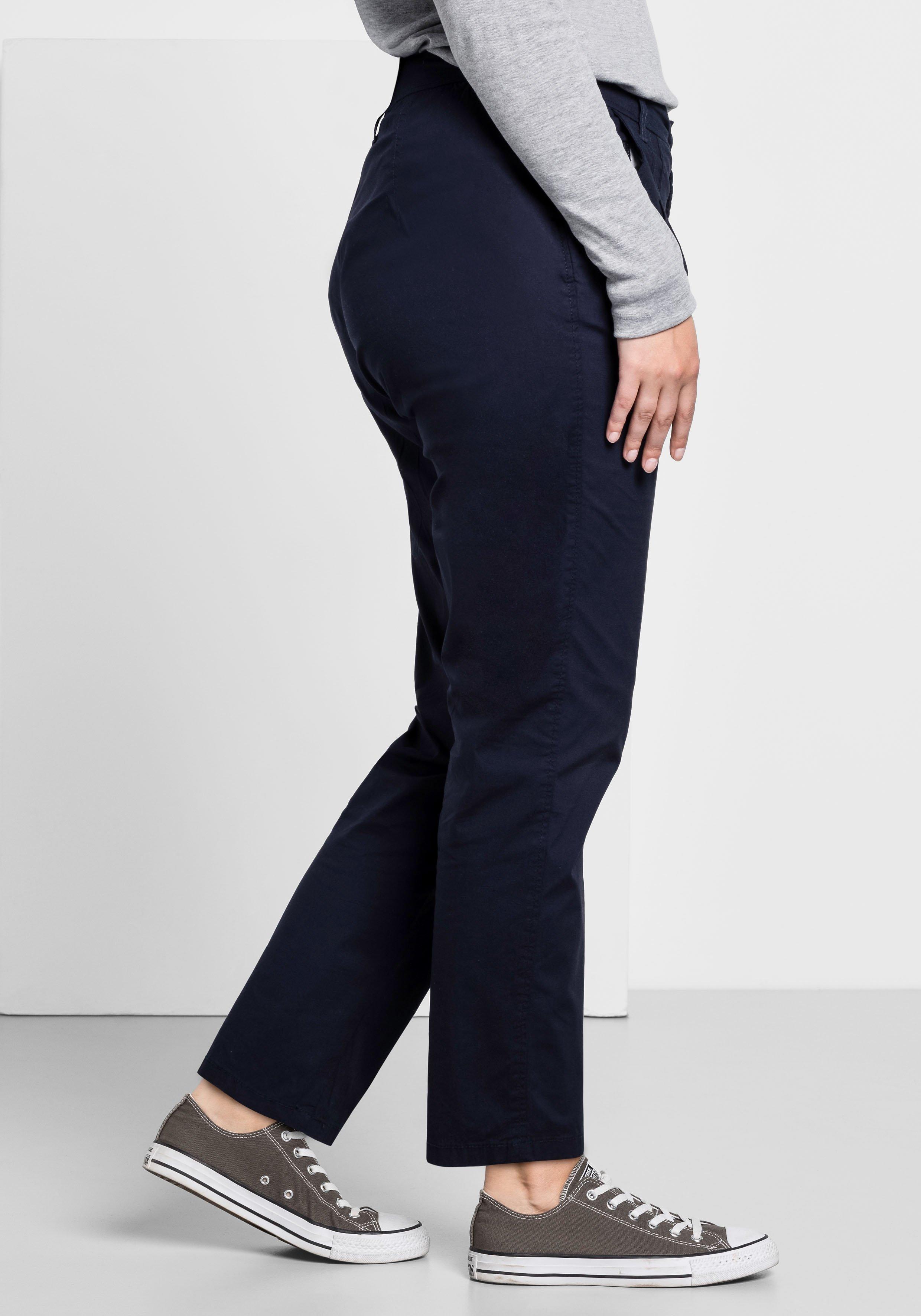 Schmal zulaufende Chinohose mit Bundfalten