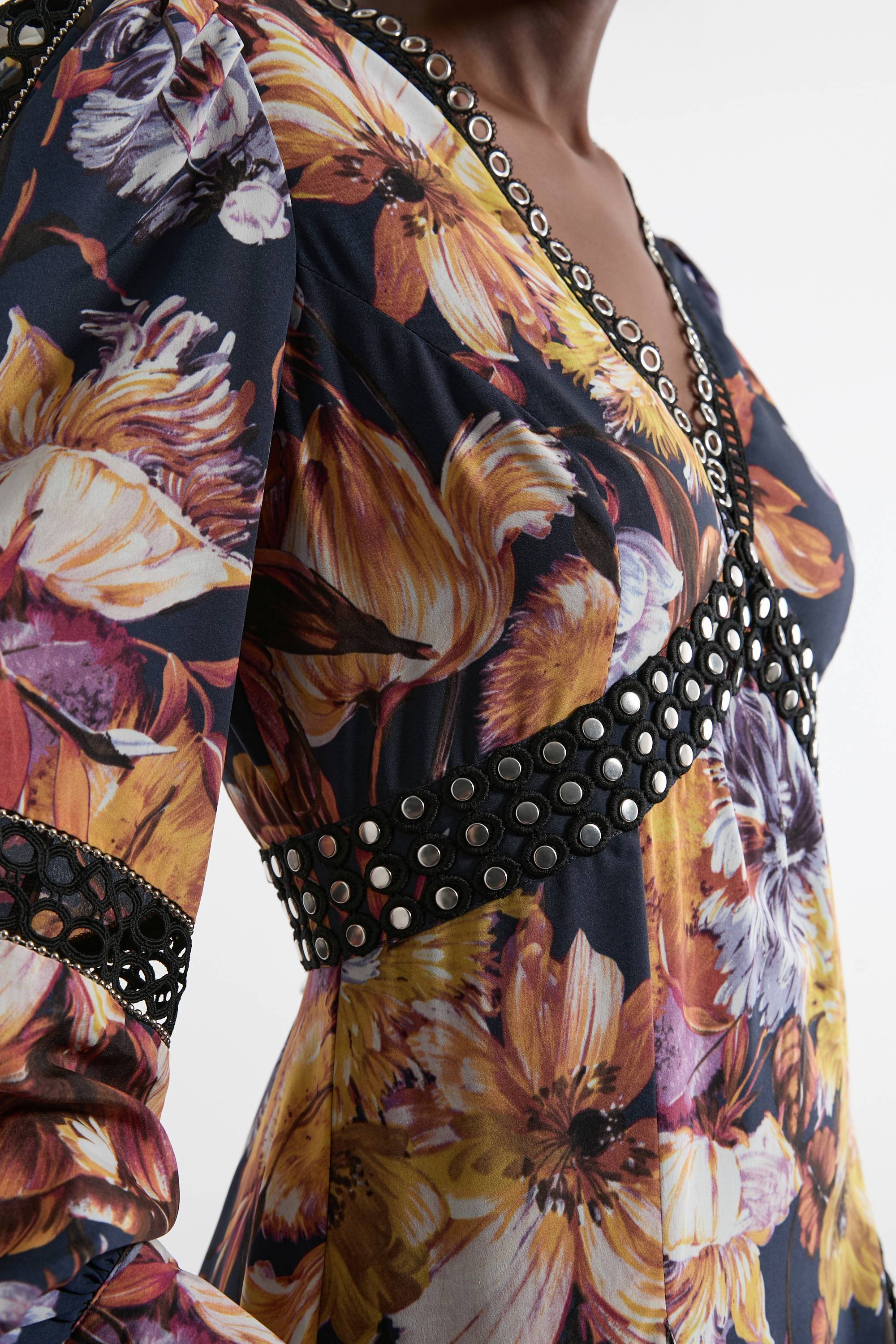 KarenMillen Robe maxi longue en dentelle tissée ornée de clous et de motifs floraux