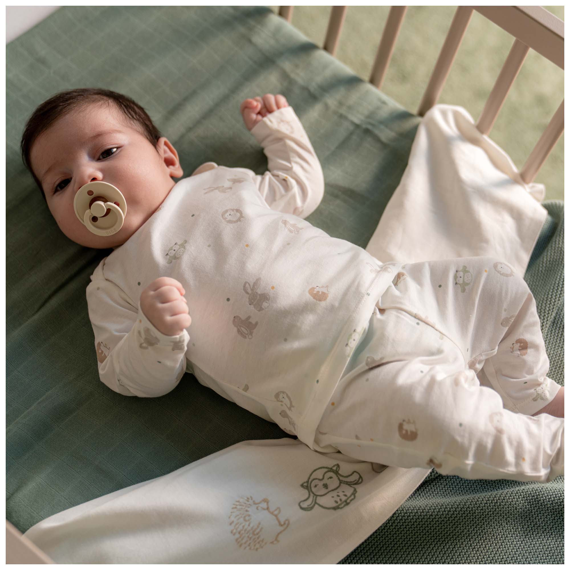 Prénatal baby pyjama Kleine Vriendjes wit