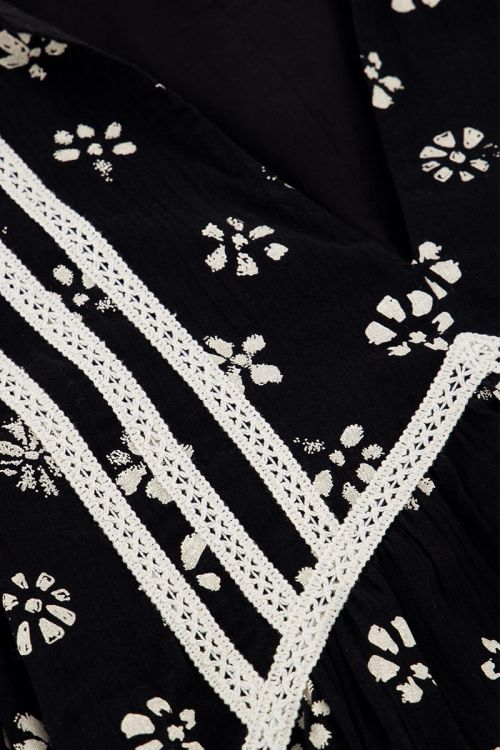 Zwarte jurk met witte bloemenprint en tapes