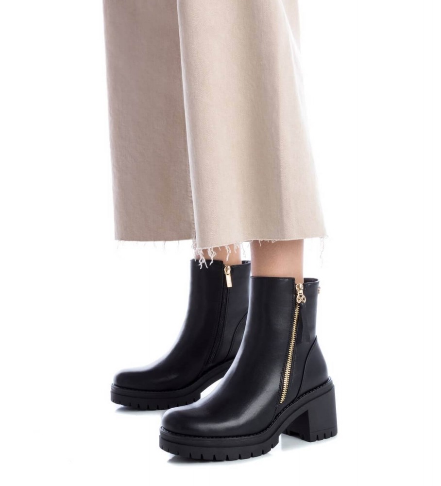 Botas de cano curto Xti 141538 pretas - Altura do salto: 7 cm -