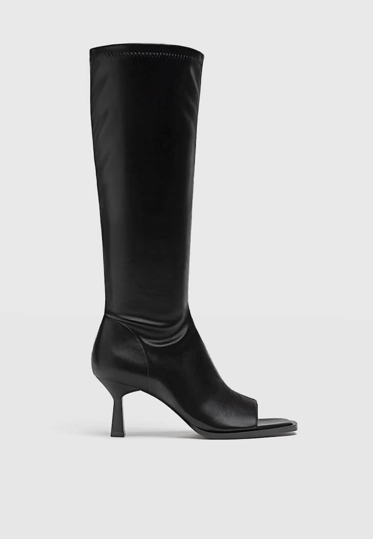 Botas tamanho XL com detalhe na biqueira