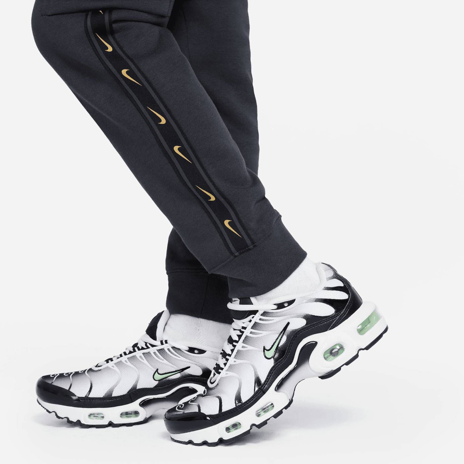 Nike Sportswear| Jungen Cargo-Sweathose REPEAT