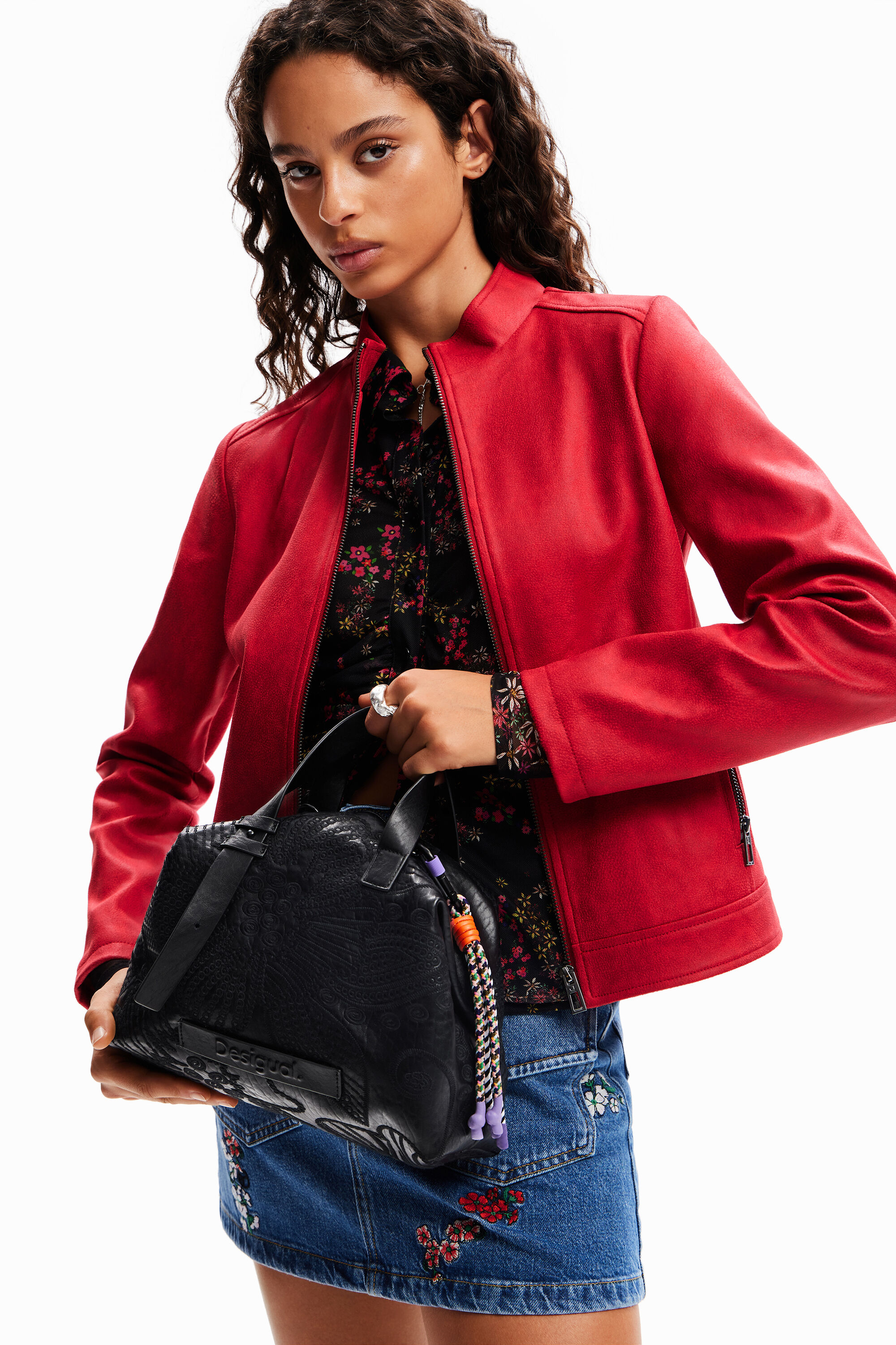 Bolsa média bordada com flores.