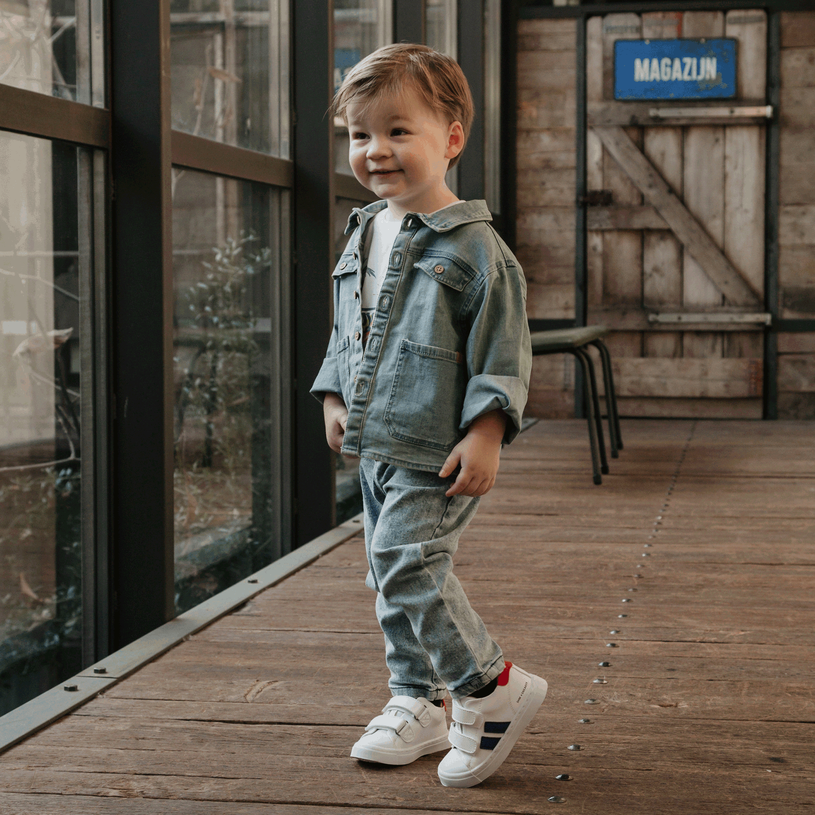 Shoesme weißer Sneaker mit blauen Streifen