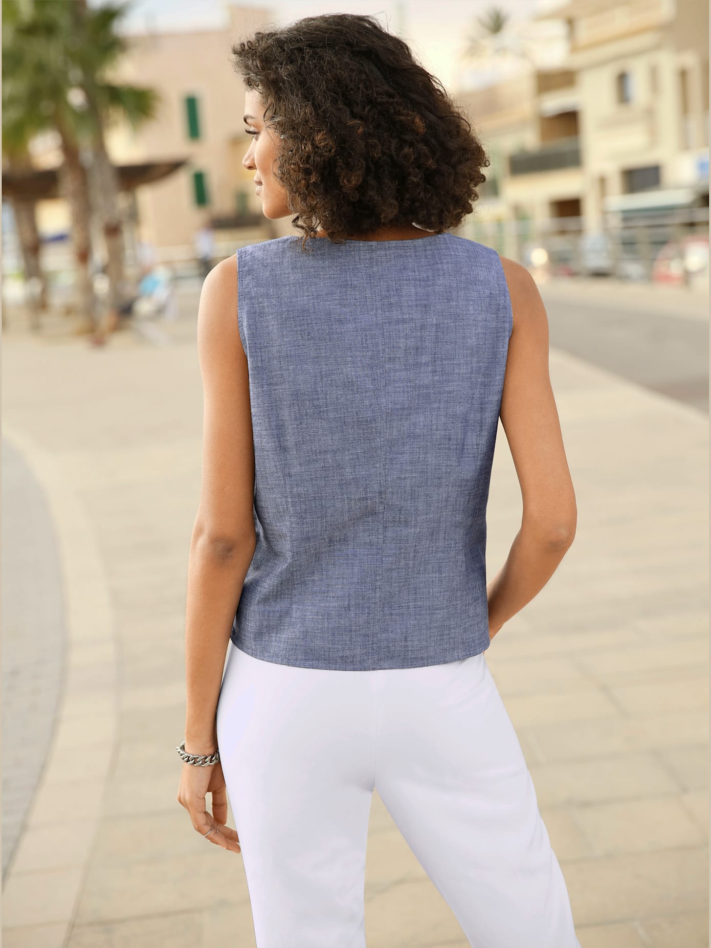 Liquette féminine à bretelles larges et col rond