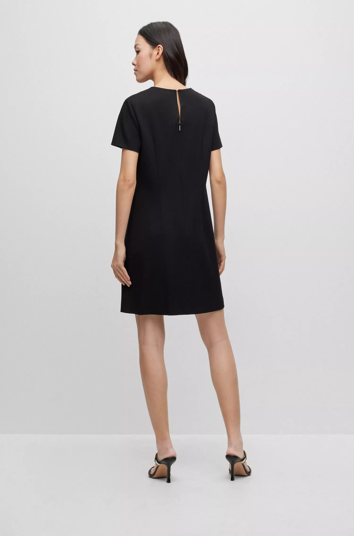 Vestido preto BOSS de corte justo com gola redonda em tecido elástico.
