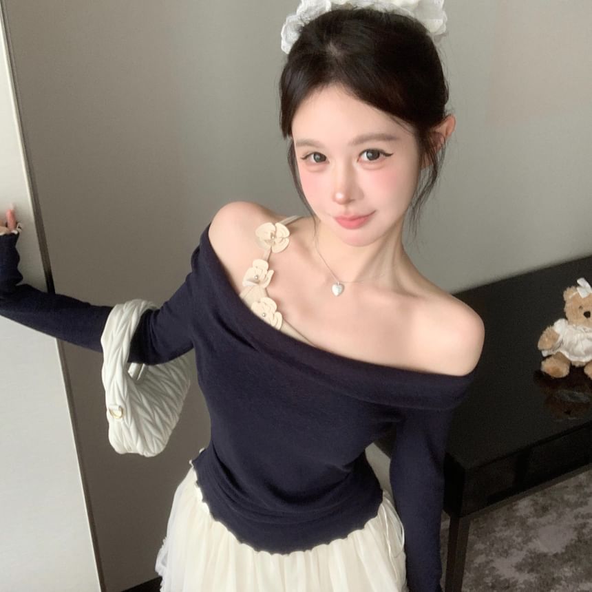 Letme - Gebreide top met lange mouwen en off-shoulder bloemenaccent