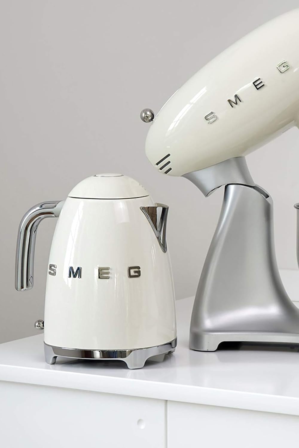 Smeg, Bouilloire Électrique KLF03PGEU 1,7 L, Filtre Anticalcaire Lavable, Arrêt Automatique de Sécurité, Indicateur de Niveau d'Eau, Base Antidérapante, Range Cordon, Puissance 2400W, Vert d'Eau