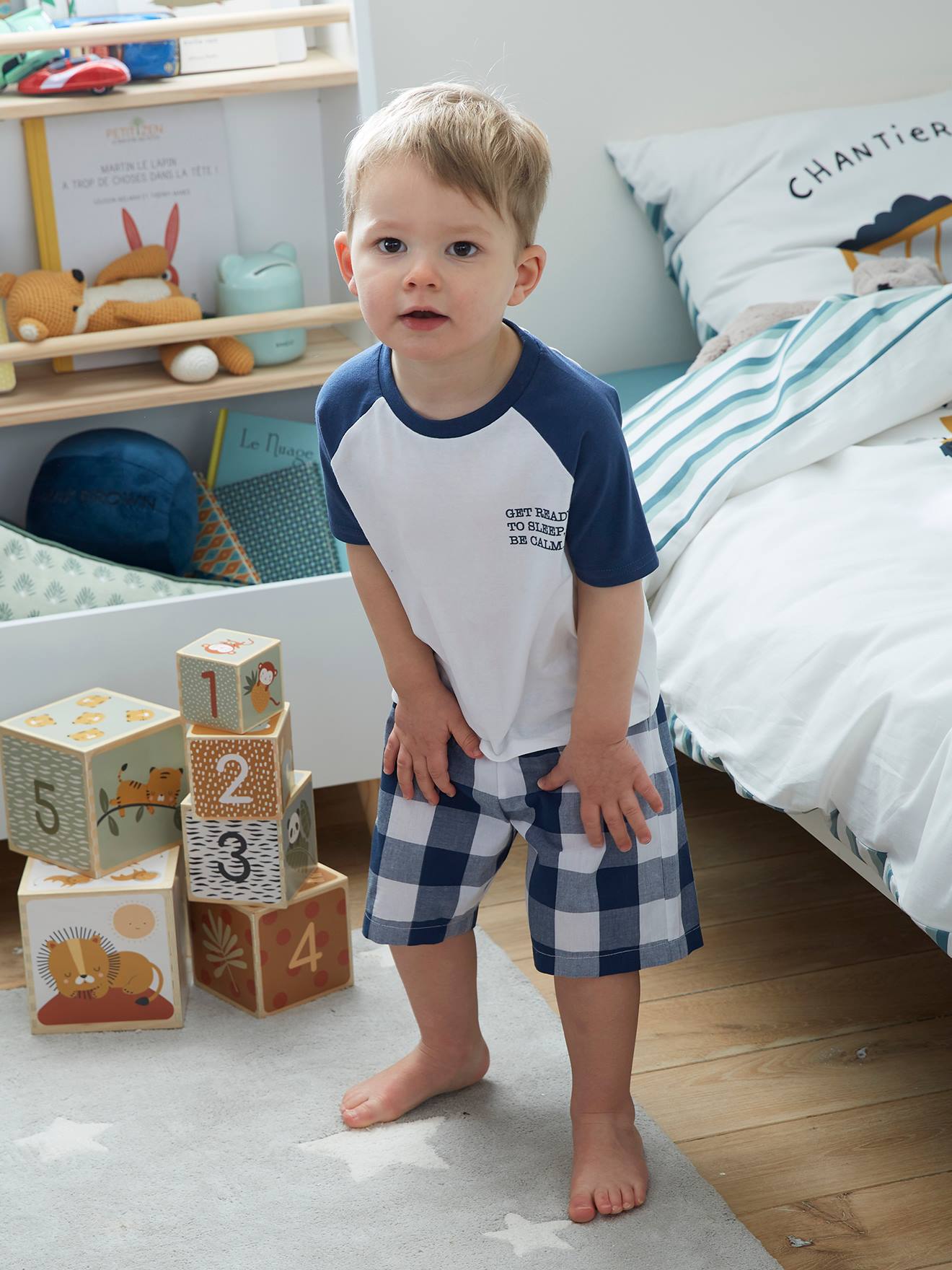 Conjunto de pijama azul oceano estampado com shorts para meninos