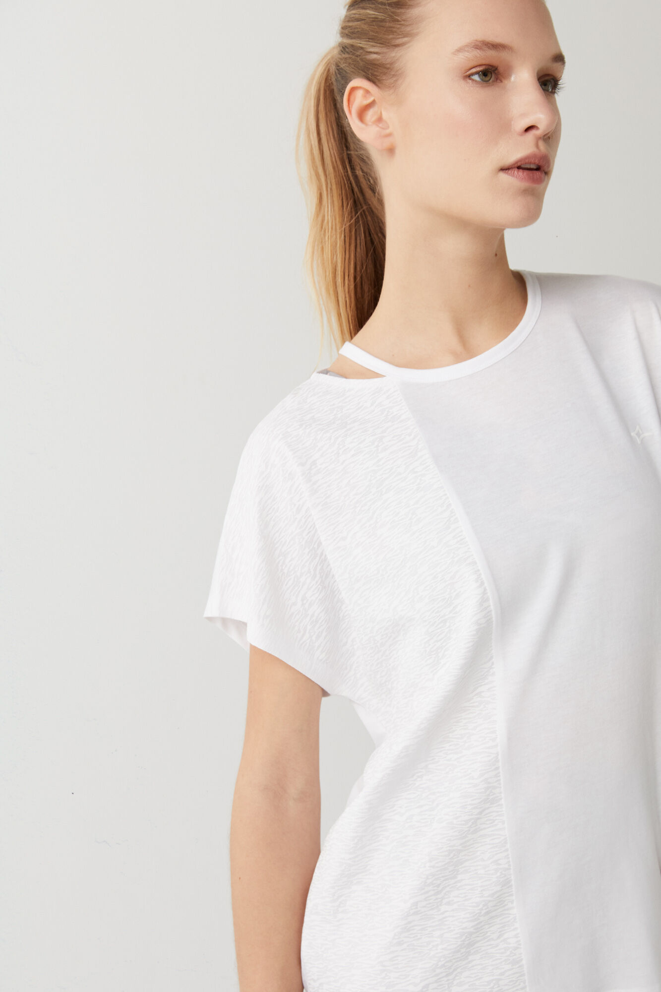 Camiseta bege de algodão com abertura - bege
