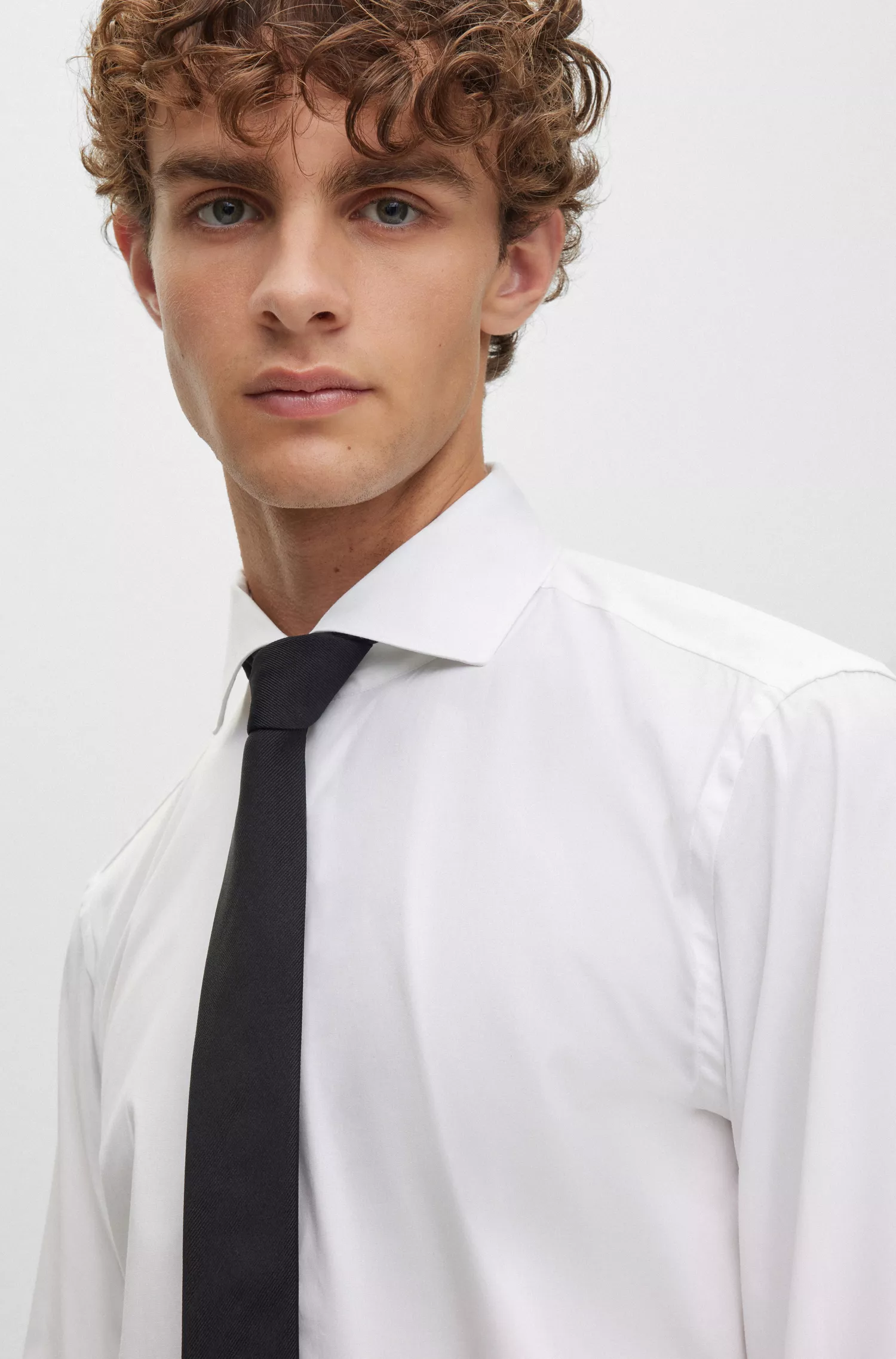 Camisa social BOSS preta, corte slim, em algodão elástico de fácil de passar.