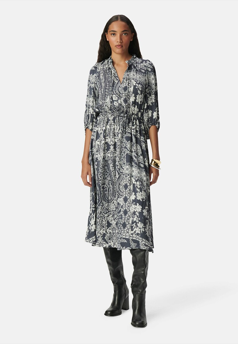Vestido midi IKKS com estampa de bandeiras e mangas até o cotovelo.