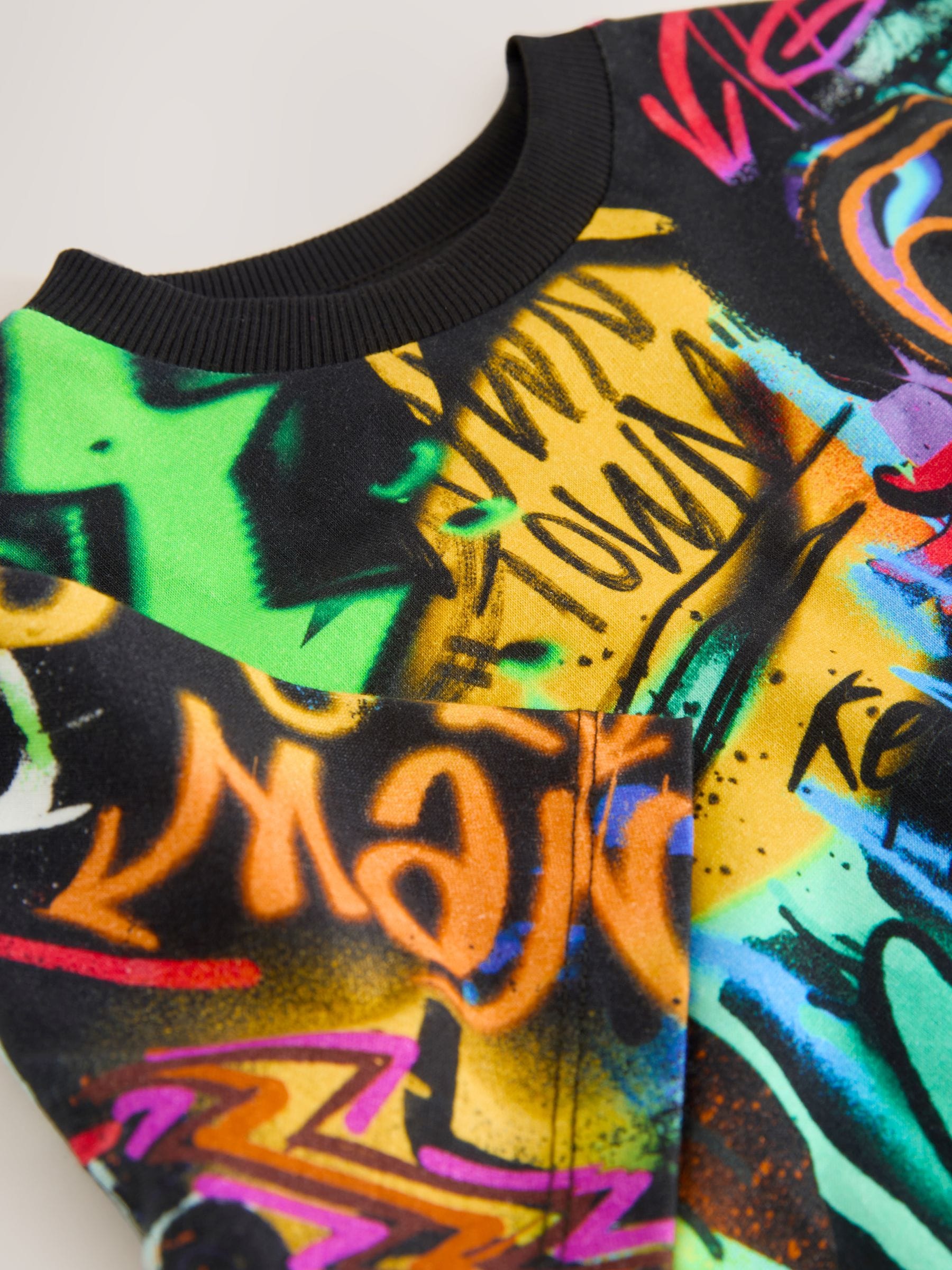 Zwart/Meerkleurig graffiti - Ruimvallend T-shirt met print en korte mouwen (3-16 jr)