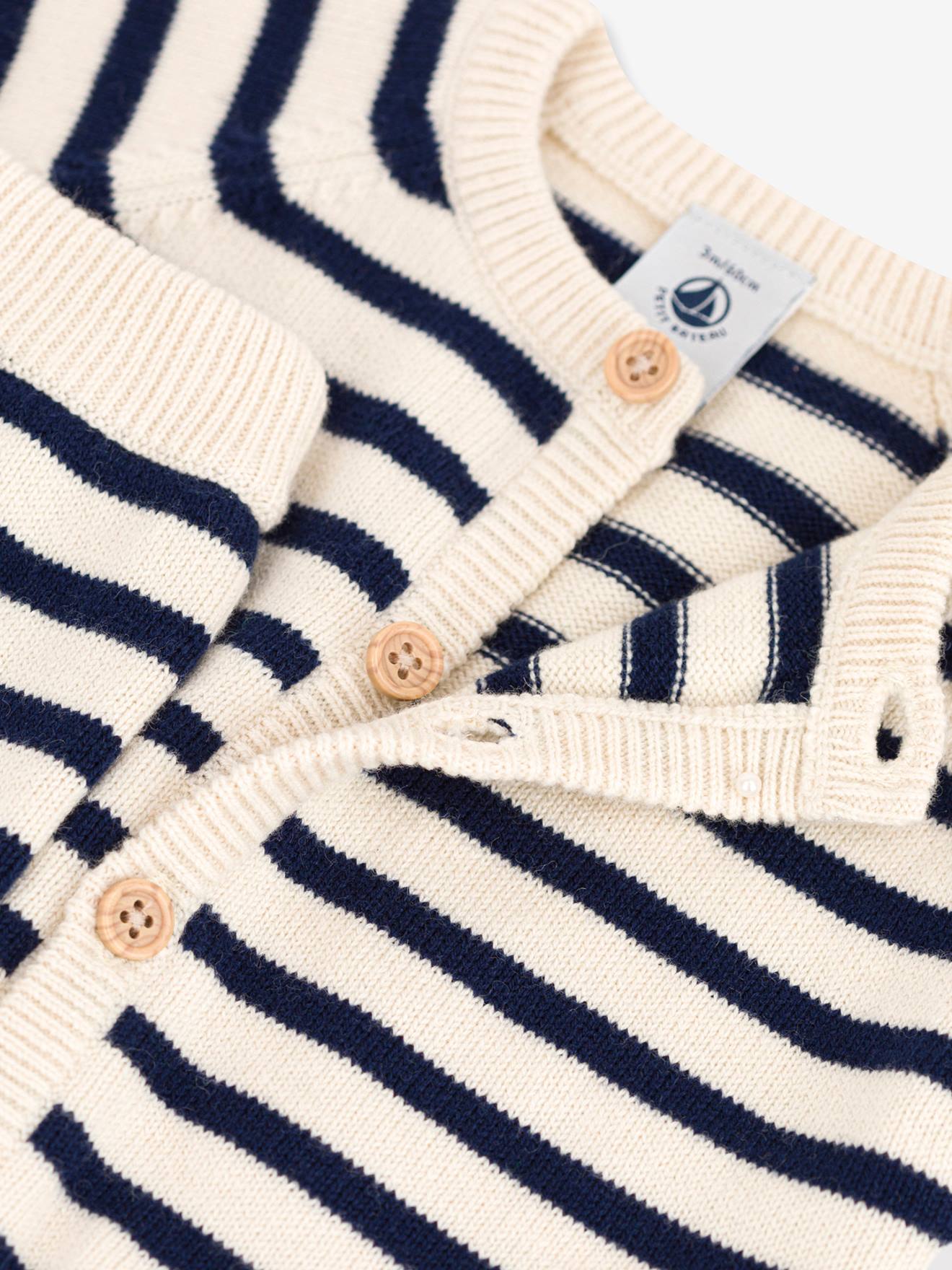 Conjunto PETIT BATEAU de 2 peças em malha listrada branca com estampa, confeccionada em lã e algodão tricot.
