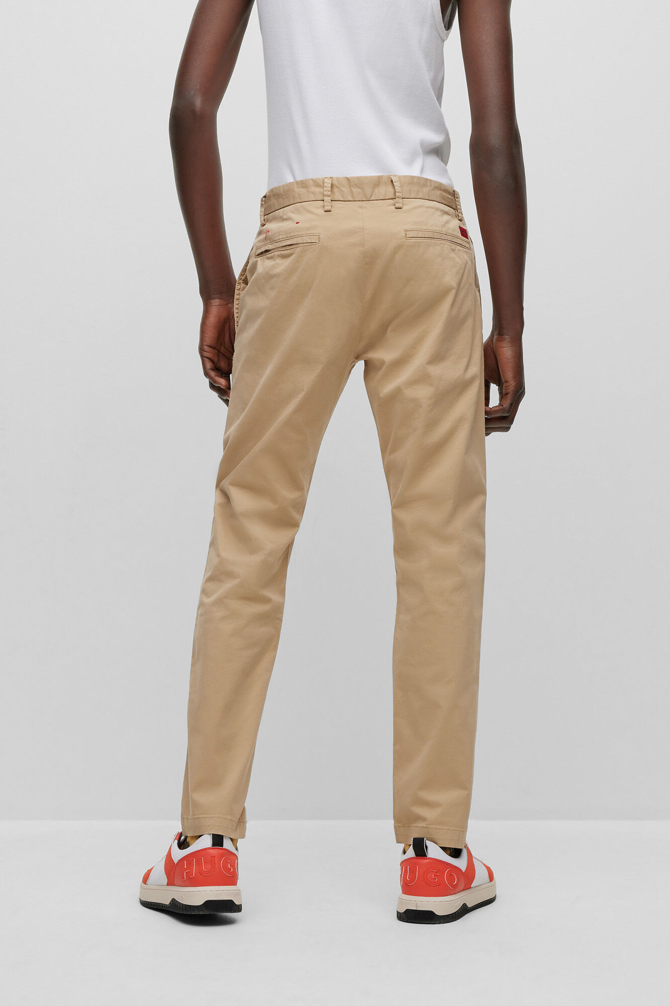Calça chino slim fit com bolsos - bege