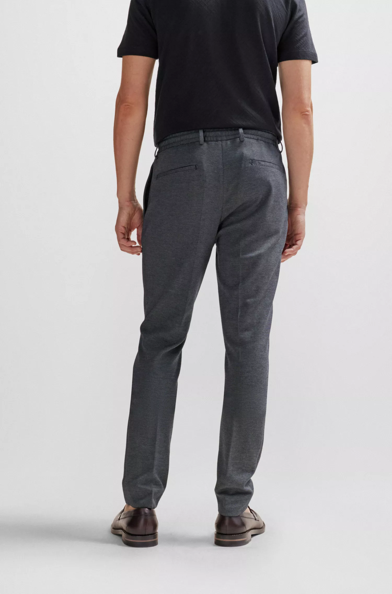 Calças BOSS cor camelo, corte slim, em algodão, cashmere e seda.