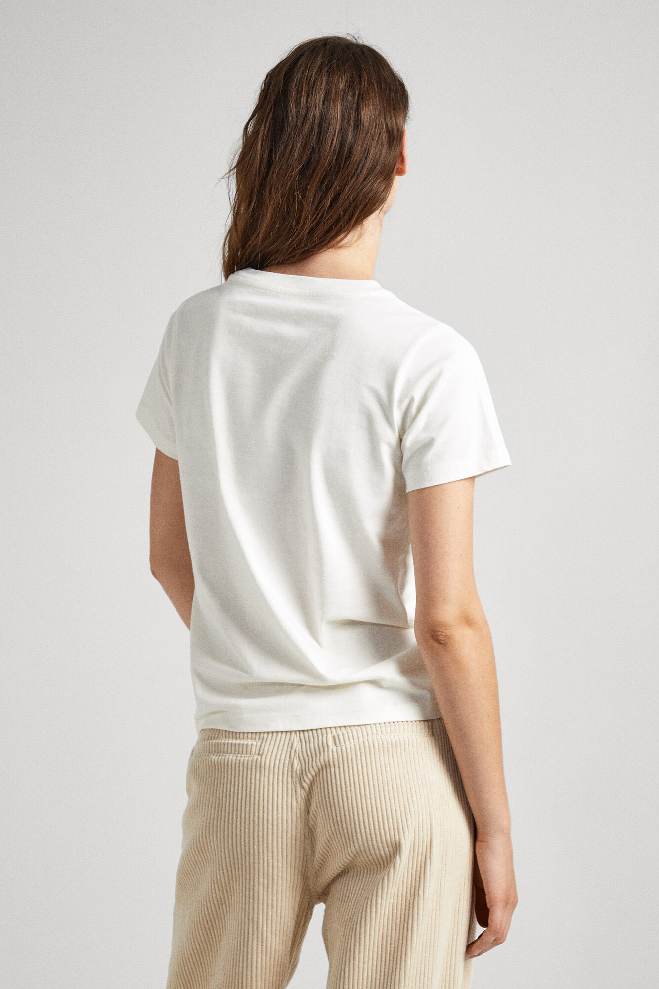 estampa de logotipo em camiseta
