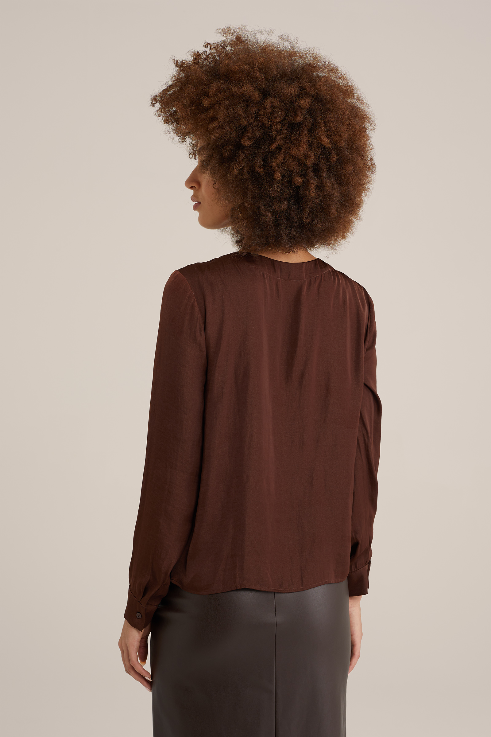 blouse met satijnen look WE Fashion Bruin