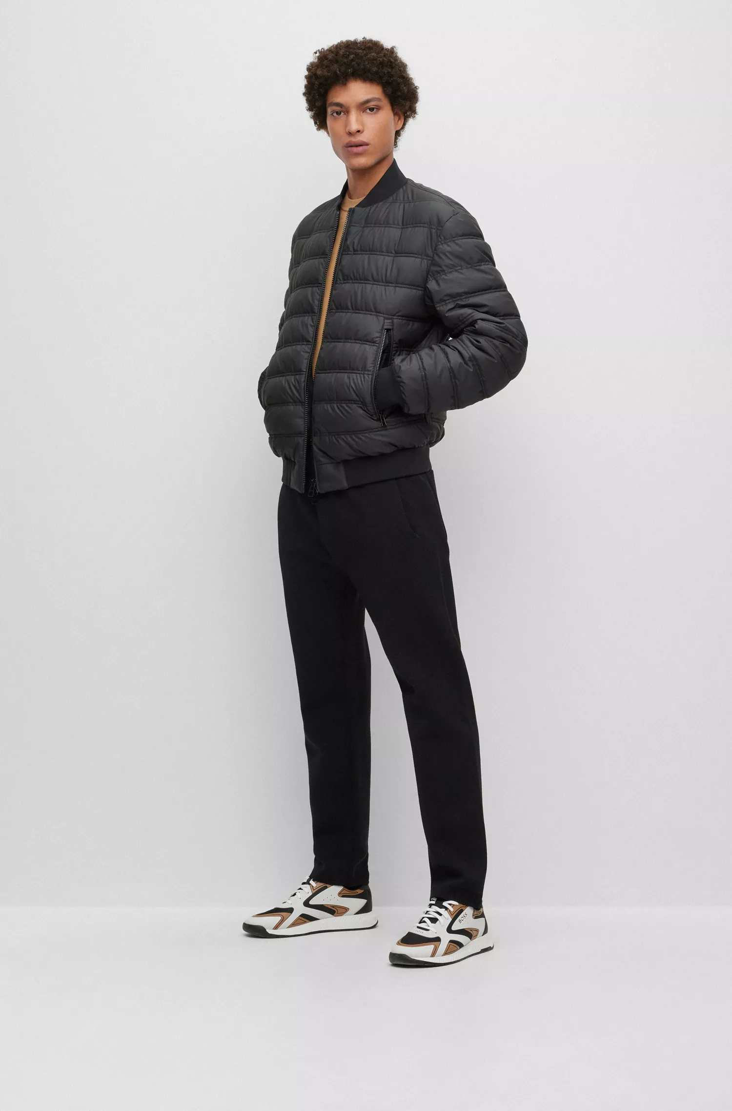 Jaqueta puffer BOSS preta, repelente à água, com zíper de duas vias.