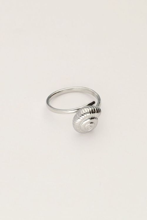 Ring met zeeschelp
