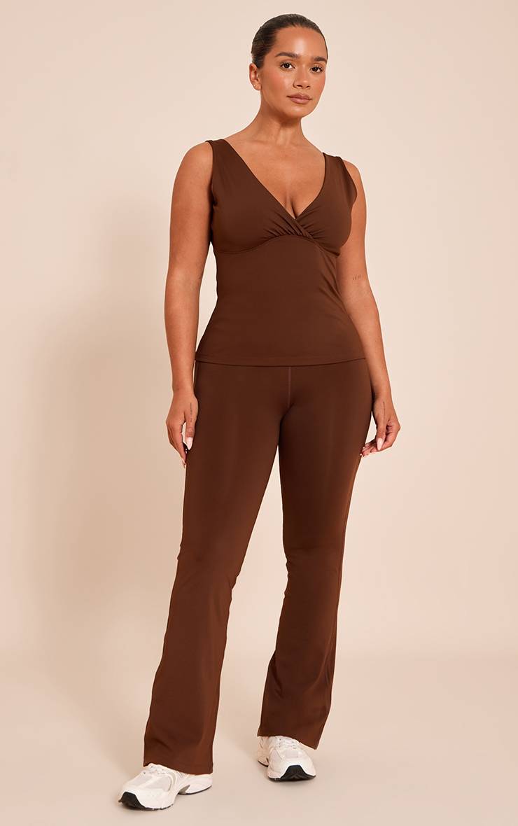 Chocolat Pantalon Large Sculptant À Jambe Évasée Avec Devant Cache-cœur En V Shape