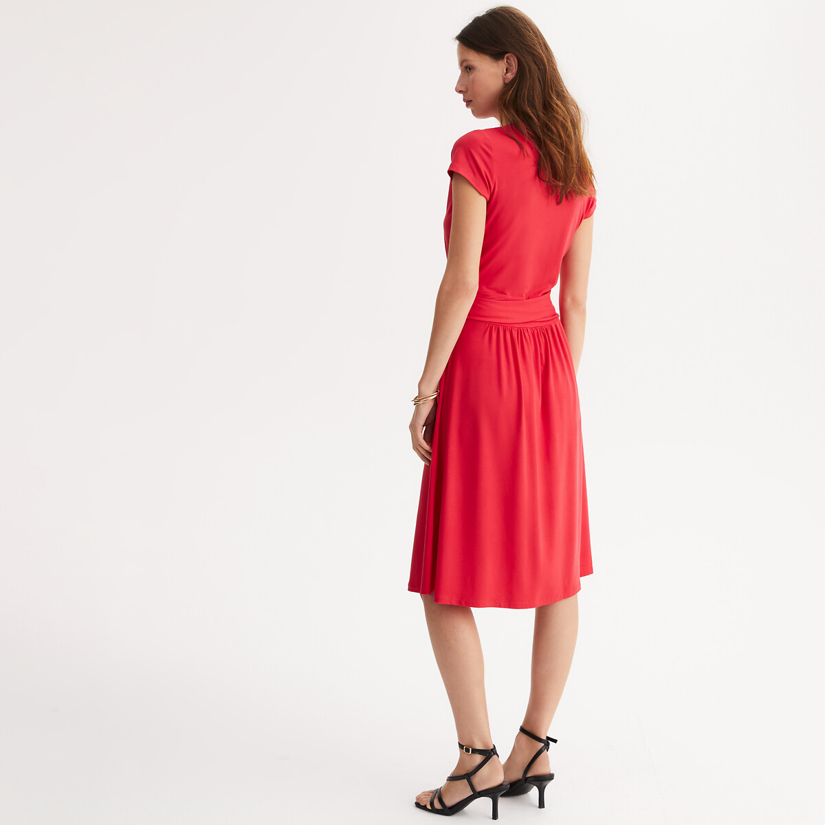 ANNE WEYBURN<br>Vestido midi evasê com mangas curtas