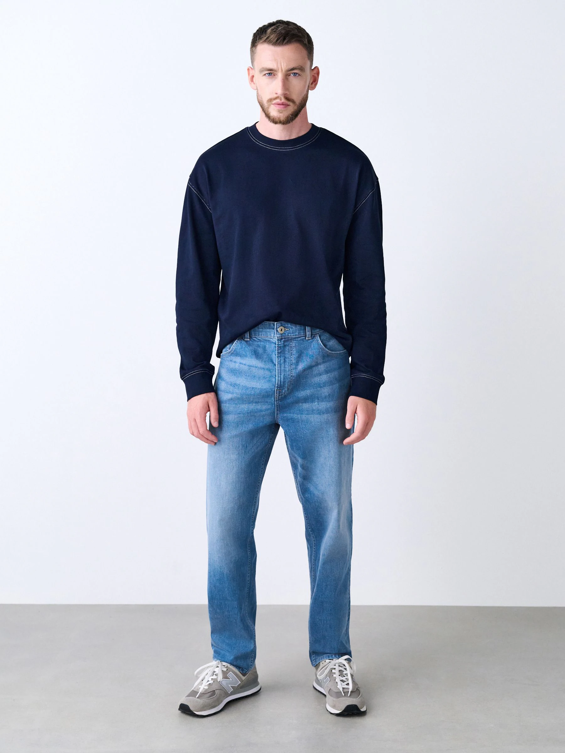Helderblauw - Klassieke stretchjeans met standaard taps toelopende pasvorm