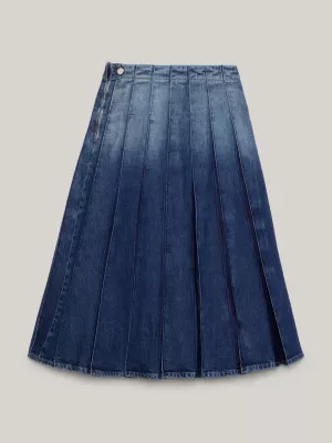 Saia longa evasê plissada em jeans com detalhes em relevo.