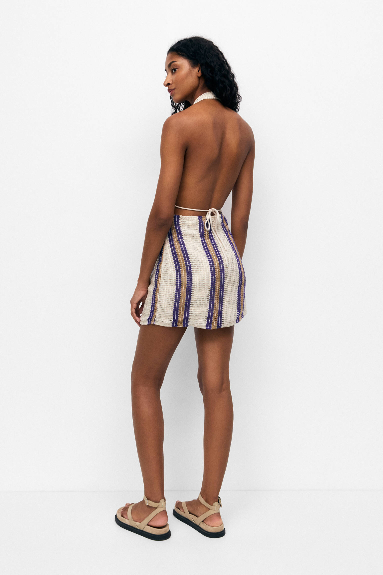 VESTIDO CURTO DE CROCHÊ LISTRADO - LISTRAS