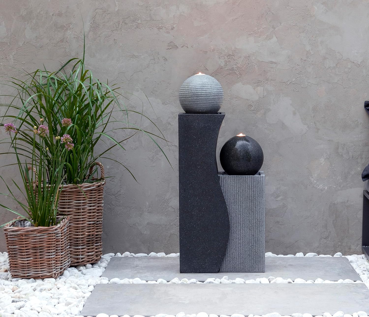 Dehner Gartenbrunnen Ying Yang mit LED Beleuchtung, ca. 94 x 41.5 x 24 cm, Polyresin, grau