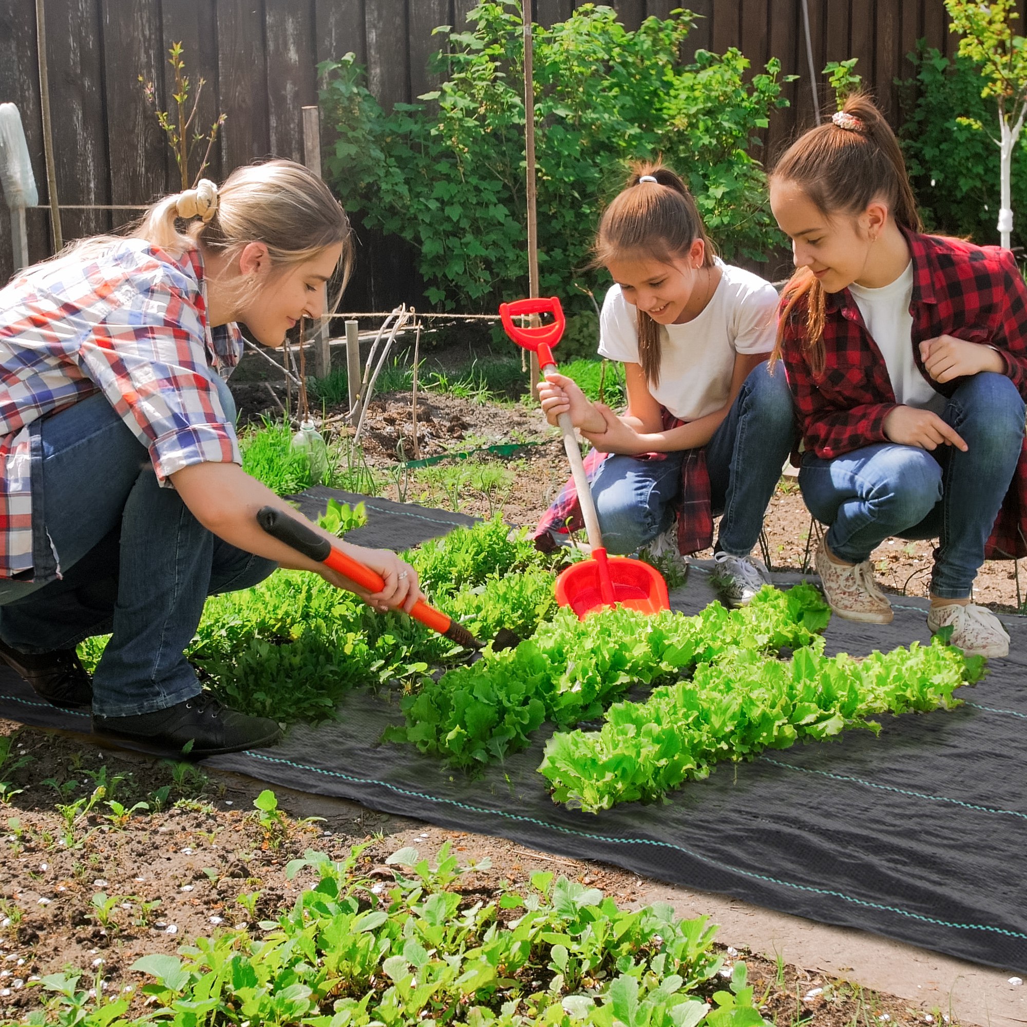 Tecido preto Outsunny para controle de ervas daninhas em jardins.