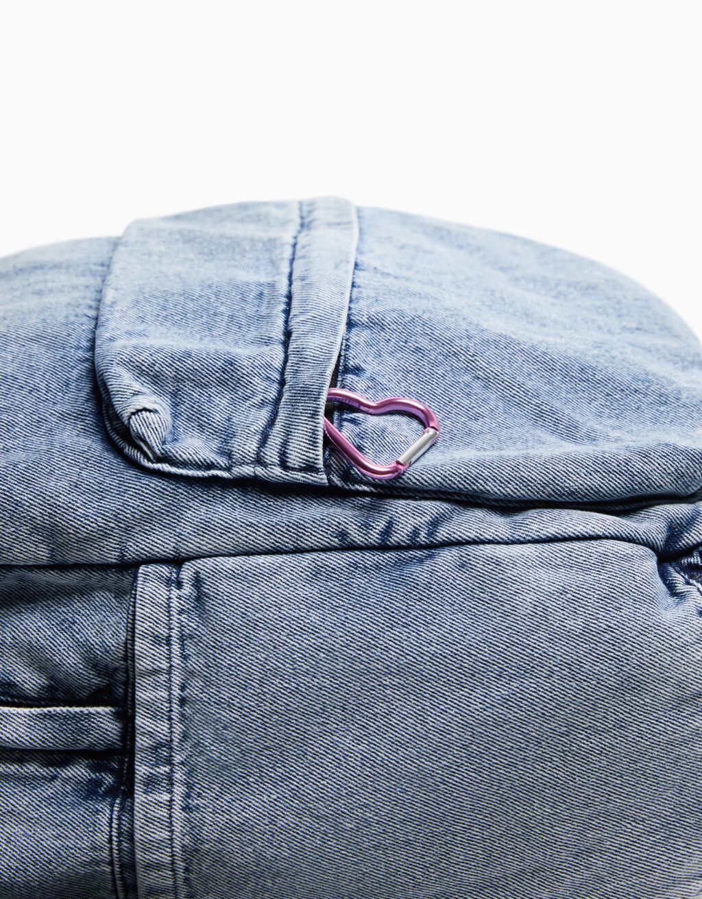 Mochila jeans com pingente de coração