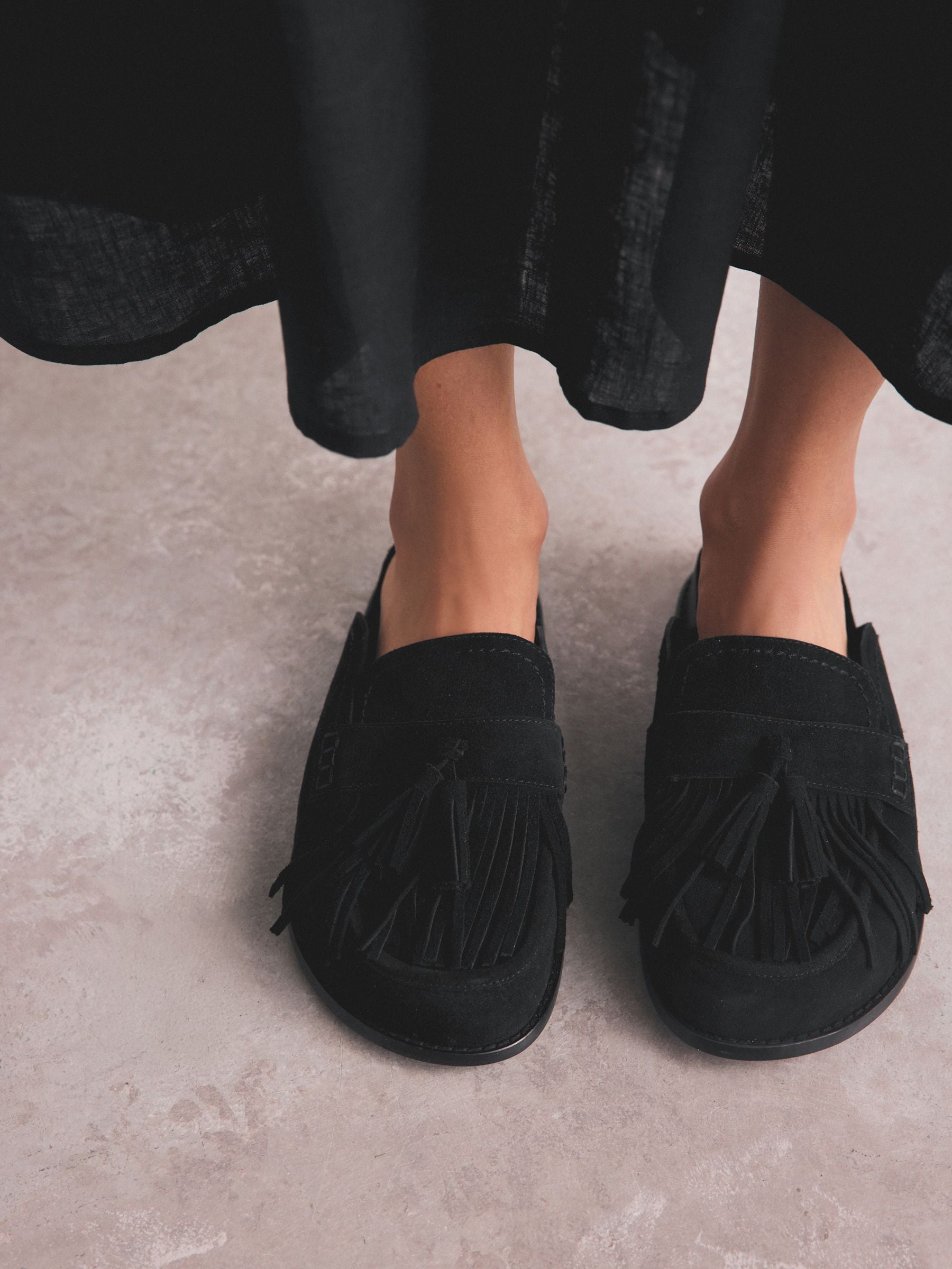 Zwart - Signature Premium Leather Suede Fringe Footbed Mules