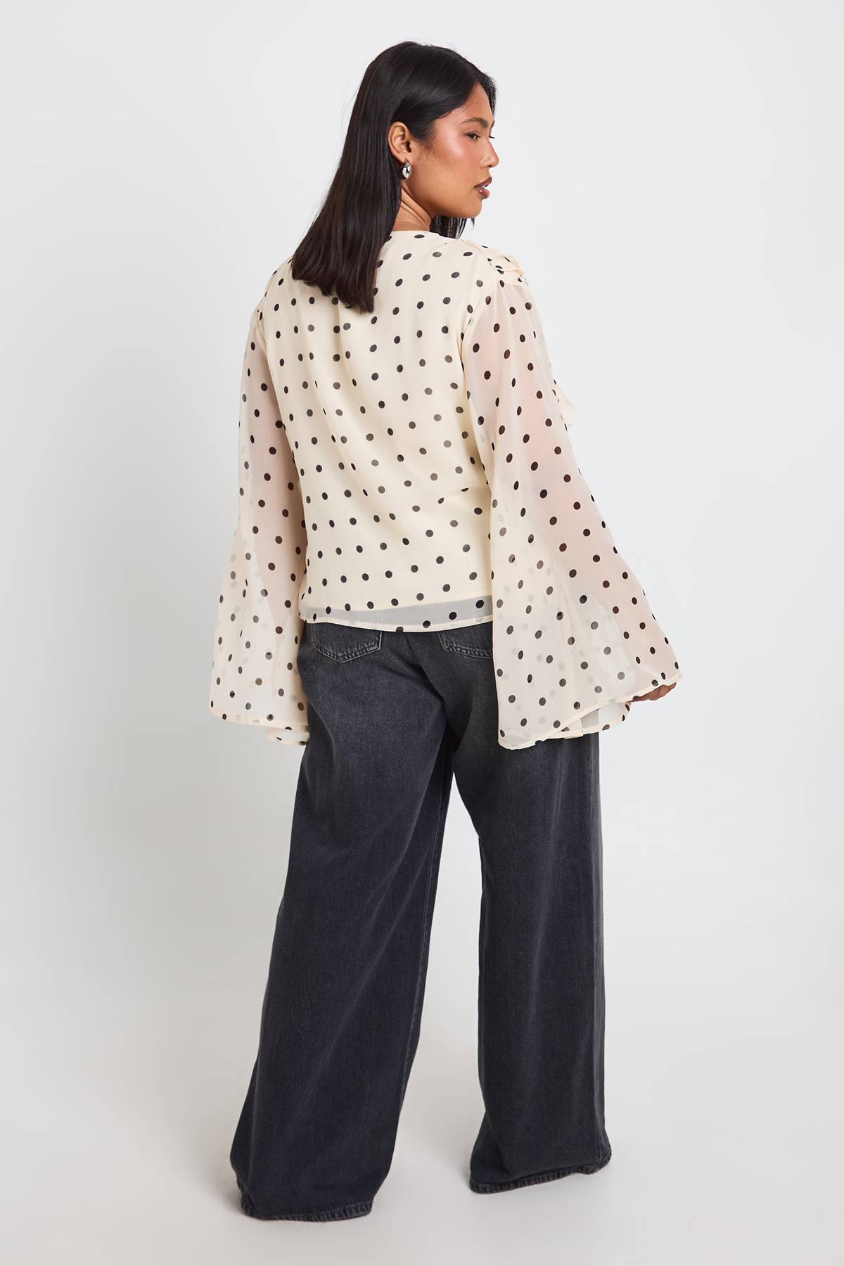 boohoo Chemisier Grande Taille En Mousseline À Pois Avec Volants Et Nœud Devant