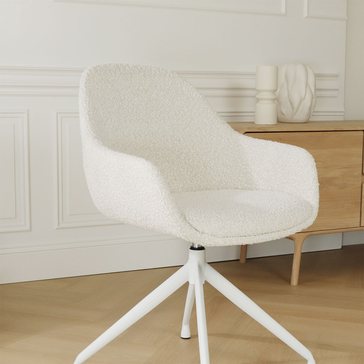 Eetkamerstoel Nola-Mae bouclé beige - wit onderstel