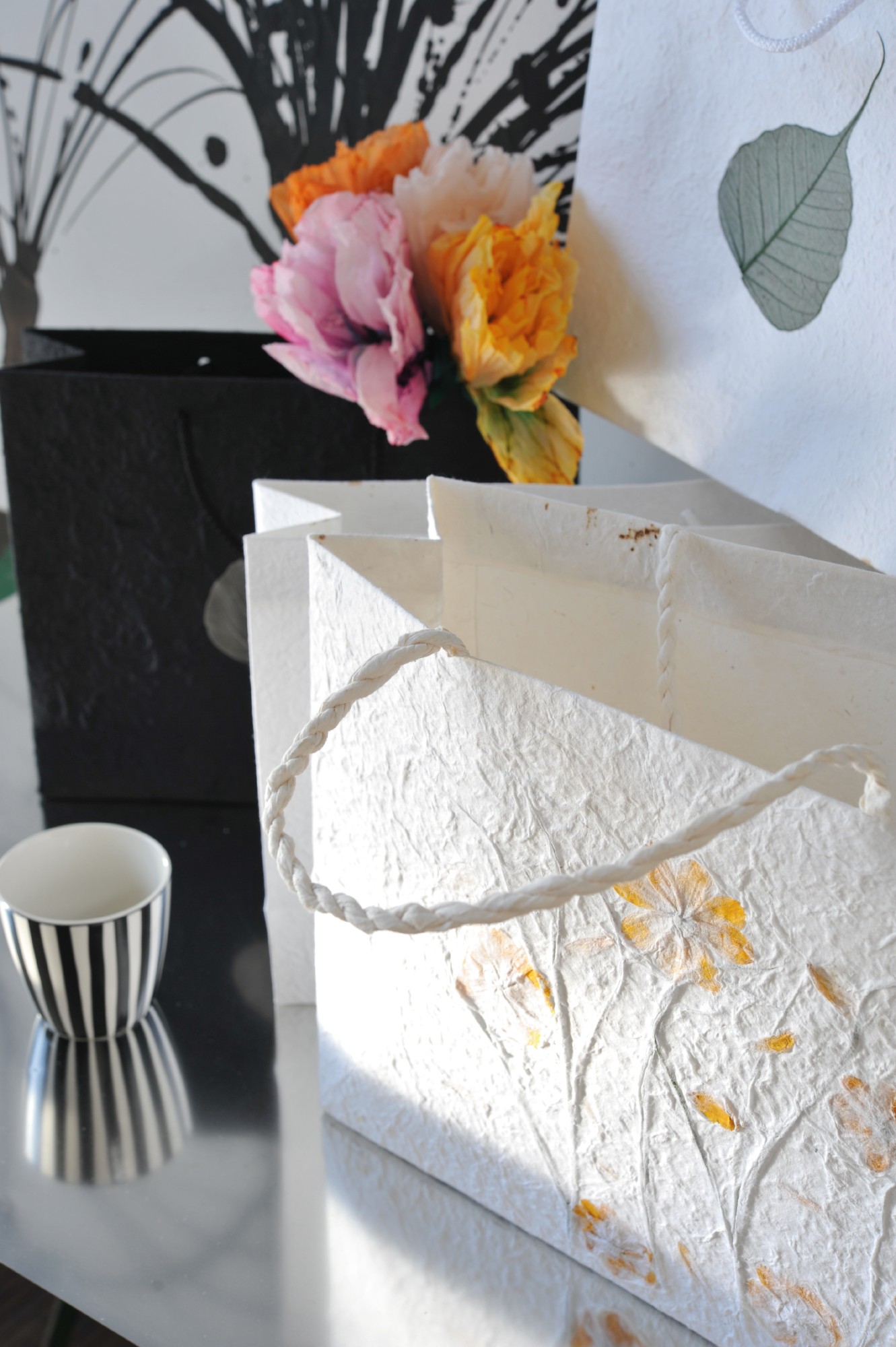 Geschenktasche aus handgeschöpftem Papier, mit echten Blüten, L 10 cm, B 40 cm, H 30 cm günstig bestellen
