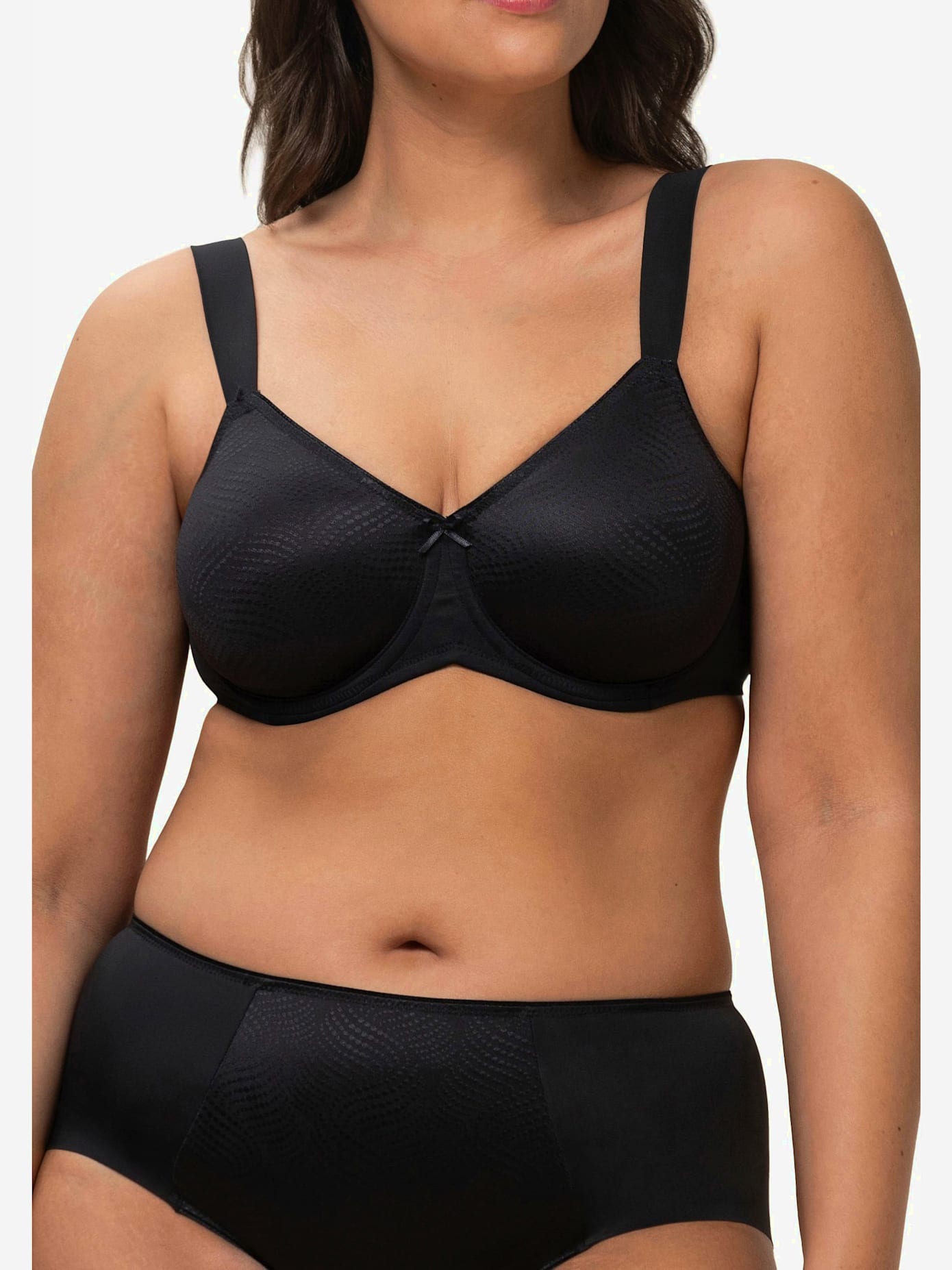 Soutien-gorge minimiseur pour une poitrine visiblement réduite