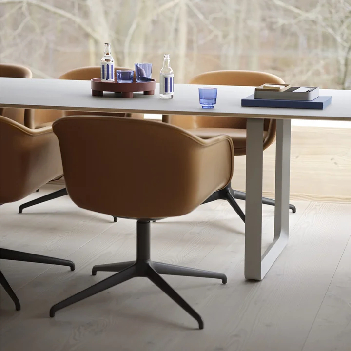Muuto - Fiber Conference Armlehnstuhl, schwarz / Refine Leder cognac