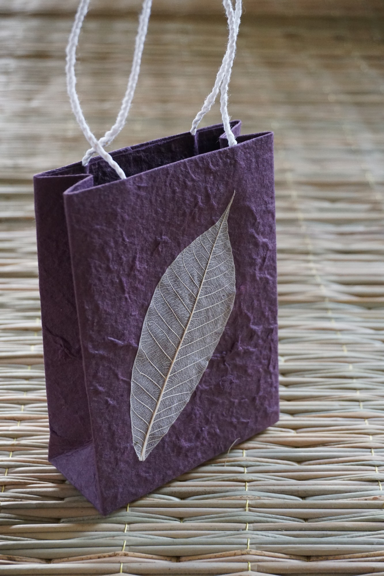 Tasche aus handgeschöpftem Papier, violett, L 11,5 cm, B 5 cm, H 16 cm günstig bestellen