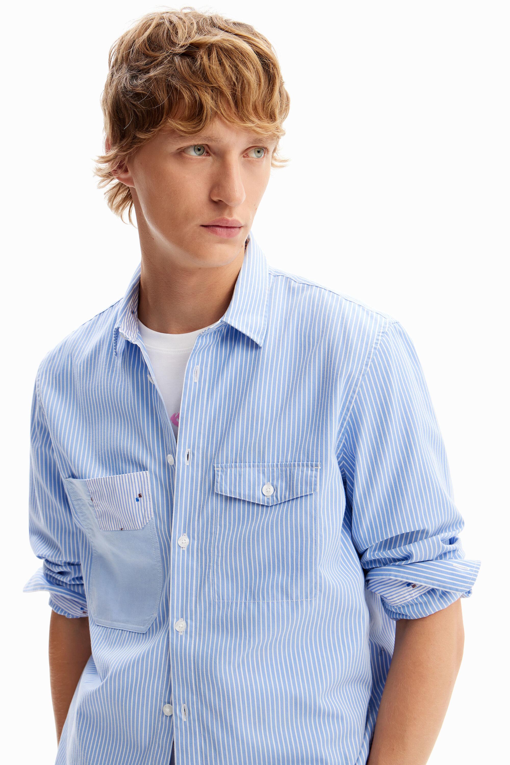 Camisa listrada com bolsos