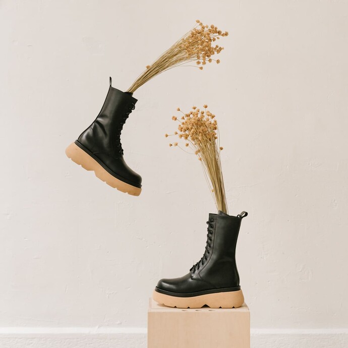 Boots à plateformes et semelles crantées  en cuir glacé noir/miel