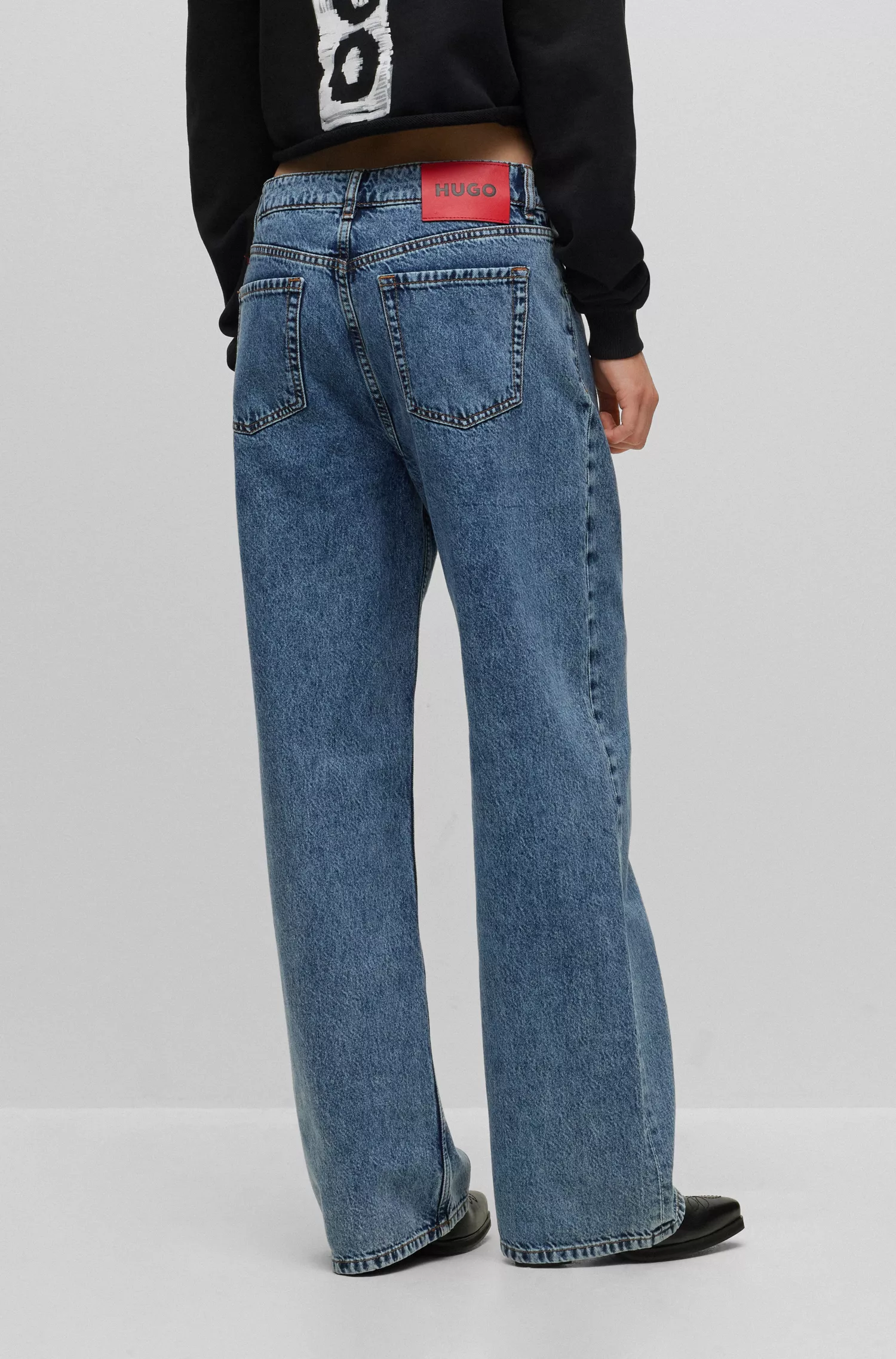 Calça jeans HUGO vermelha, modelagem relaxada, em denim rígido azul.